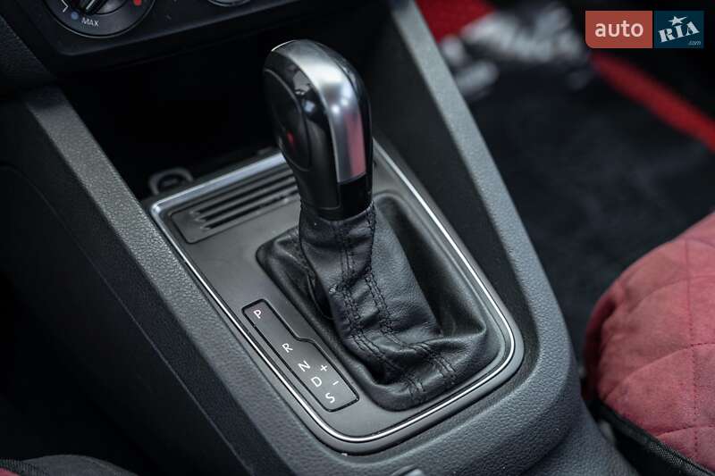 Седан Volkswagen Jetta 2016 в Черновцах