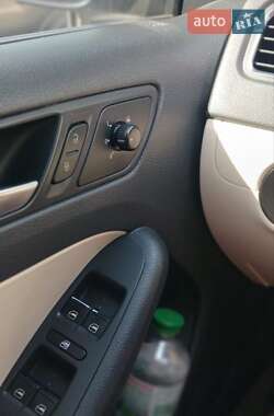 Седан Volkswagen Jetta 2011 в  фото 8 Седан Volkswagen Jetta 2011 в