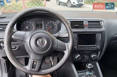 Седан Volkswagen Jetta 2010 в  фото 12 Седан Volkswagen Jetta 2010 в