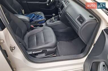 Седан Volkswagen Jetta 2010 в  фото 27 Седан Volkswagen Jetta 2010 в