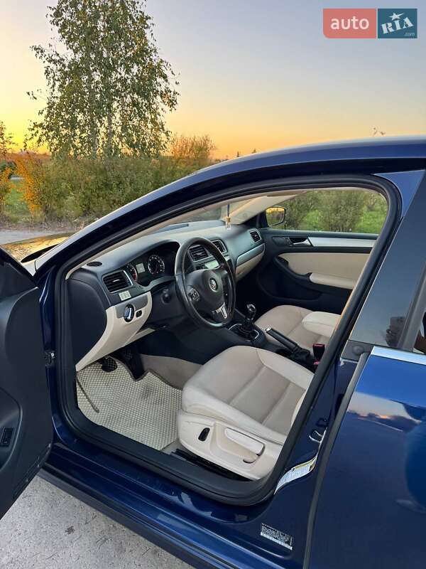 Седан Volkswagen Jetta 2014 в Коростене