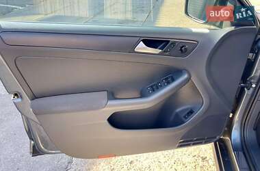 Седан Volkswagen Jetta 2011 в 