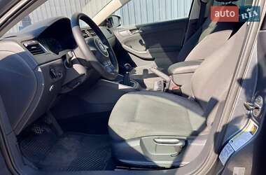Седан Volkswagen Jetta 2011 в 