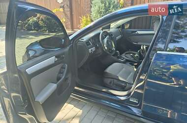 Седан Volkswagen Jetta 2013 в 