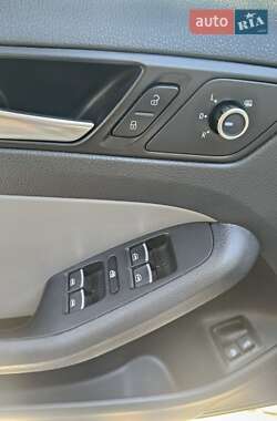 Седан Volkswagen Jetta 2013 в 