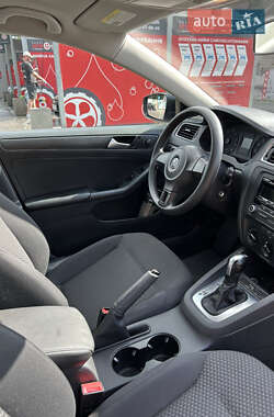 Седан Volkswagen Jetta 2013 в 