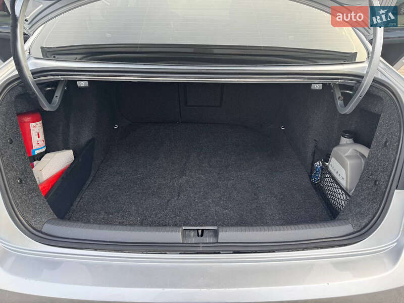 Седан Volkswagen Jetta 2016 в Львове