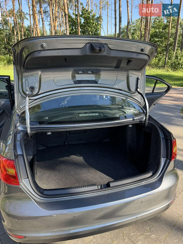 Седан Volkswagen Jetta 2011 в Житомире