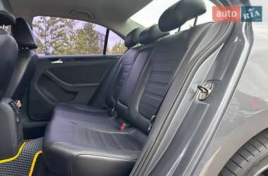 Седан Volkswagen Jetta 2012 в 