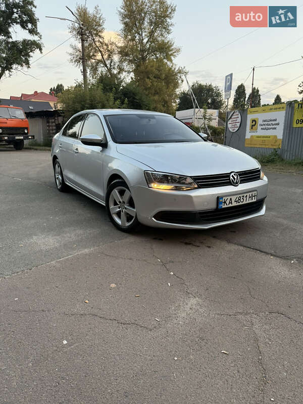 Седан Volkswagen Jetta 2011 в 