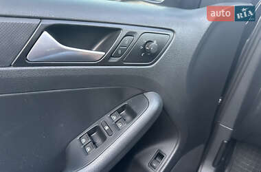 Седан Volkswagen Jetta 2012 в 