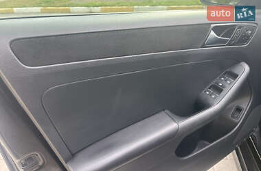 Седан Volkswagen Jetta 2016 в 