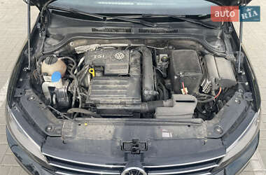 Седан Volkswagen Jetta 2016 в 