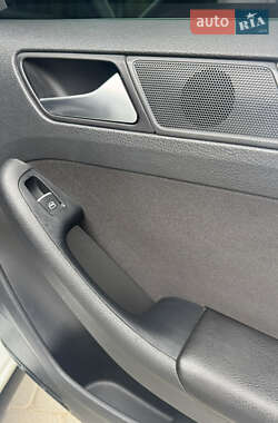 Седан Volkswagen Jetta 2013 в 