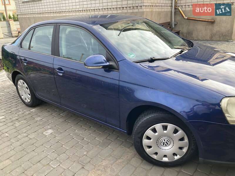 Седан Volkswagen Jetta 2005 в Романове