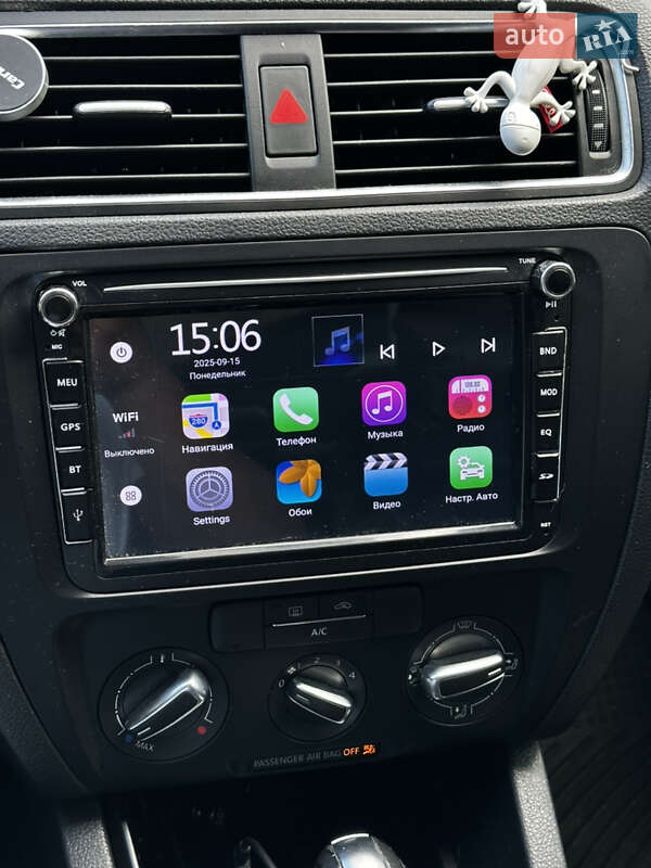 Седан Volkswagen Jetta 2013 в Львове