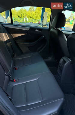 Седан Volkswagen Jetta 2012 в 
