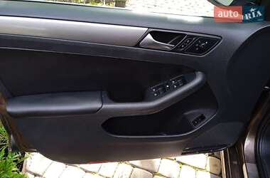 Седан Volkswagen Jetta 2012 в 
