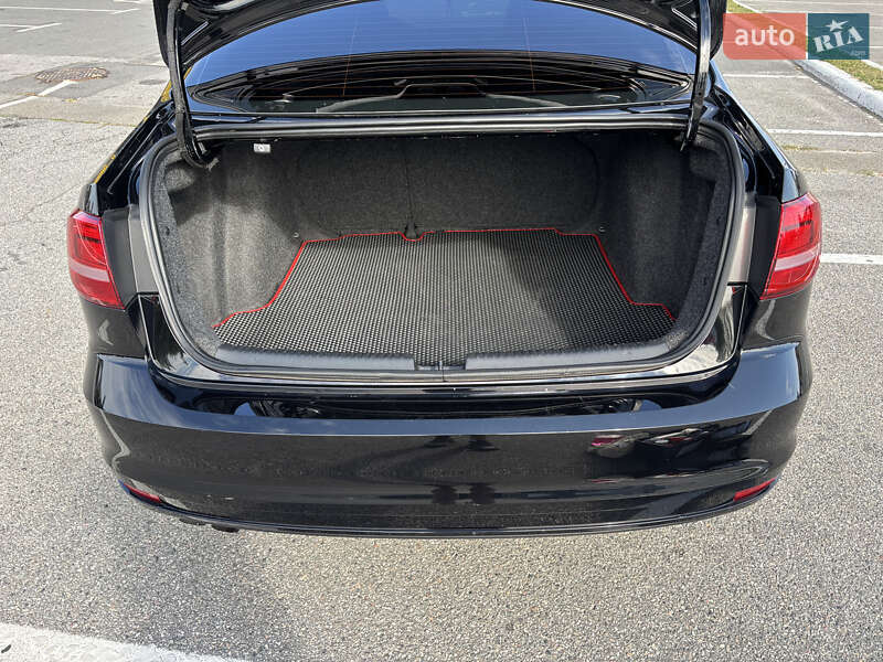 Седан Volkswagen Jetta 2015 в Києві