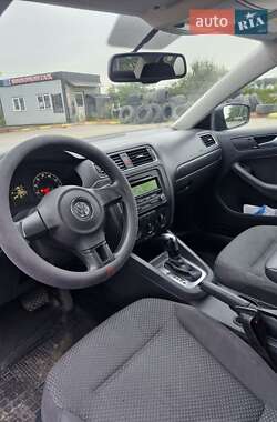 Седан Volkswagen Jetta 2013 в 