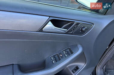 Седан Volkswagen Jetta 2014 в 