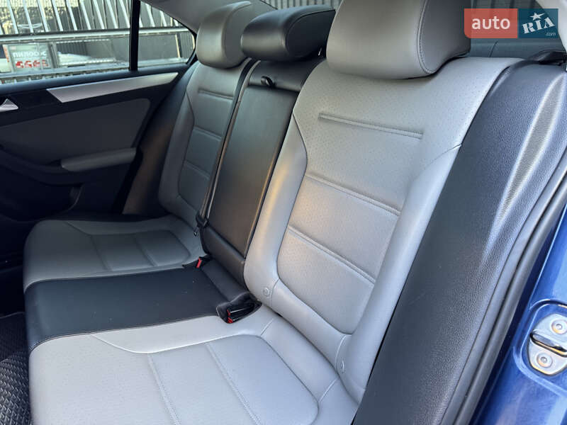 Седан Volkswagen Jetta 2013 в Тернополе
