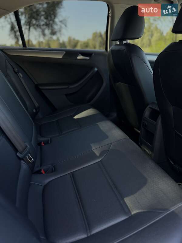 Седан Volkswagen Jetta 2014 в Києві фото 41 Седан Volkswagen Jetta 2014 в Києві