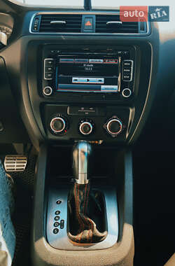 Седан Volkswagen Jetta 2012 в 