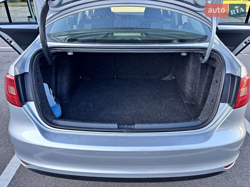 Седан Volkswagen Jetta 2011 в Києві