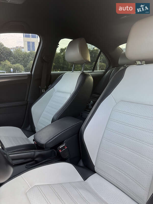 Седан Volkswagen Jetta 2016 в Львові