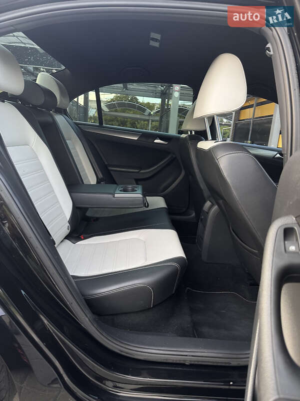 Седан Volkswagen Jetta 2016 в Львові