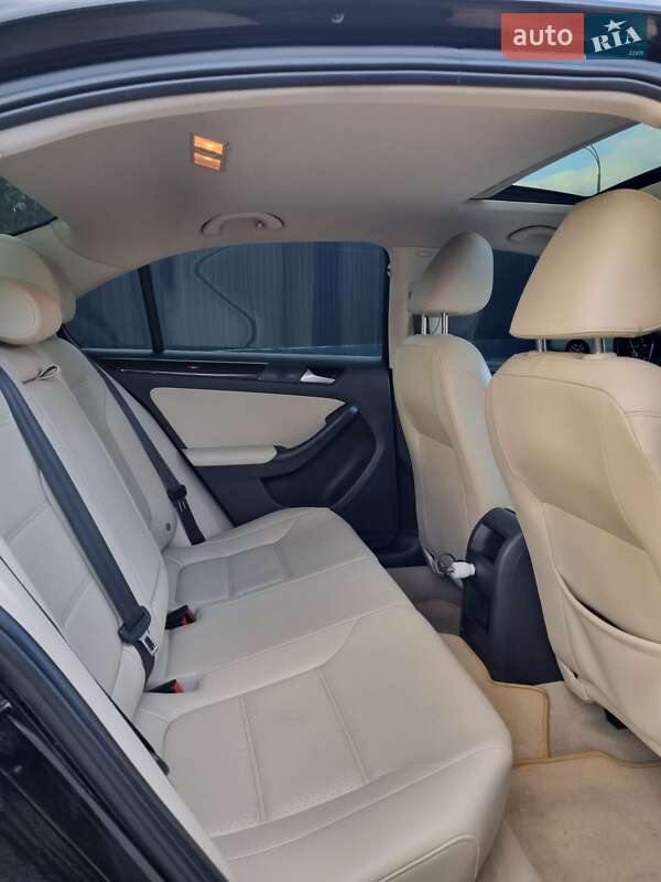 Седан Volkswagen Jetta 2015 в Києві