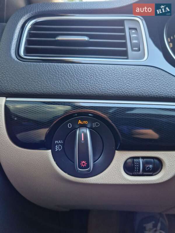 Седан Volkswagen Jetta 2015 в Києві