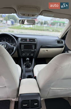 Седан Volkswagen Jetta 2011 в 