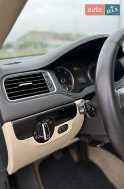 Седан Volkswagen Jetta 2011 в 