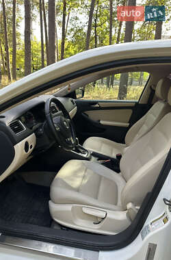 Седан Volkswagen Jetta 2011 в 