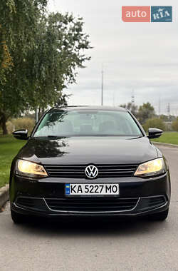 Седан Volkswagen Jetta 2013 в 