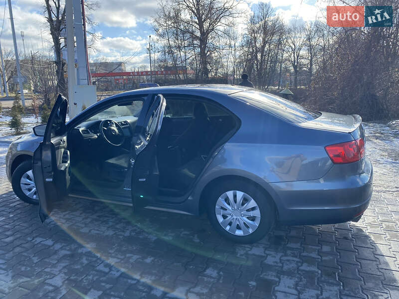 Седан Volkswagen Jetta 2014 в Львові