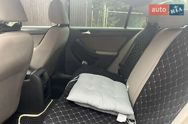 Седан Volkswagen Jetta 2013 в 