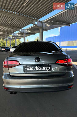 Седан Volkswagen Jetta 2015 в 
