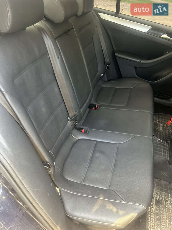 Седан Volkswagen Jetta 2011 в Львове