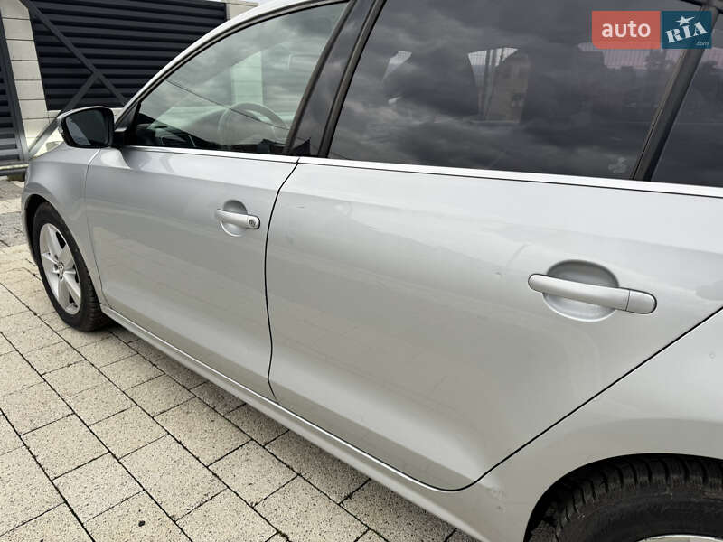 Седан Volkswagen Jetta 2012 в Чернівцях