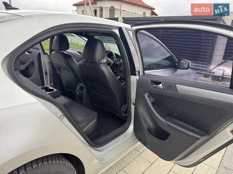 Седан Volkswagen Jetta 2012 в Чернівцях