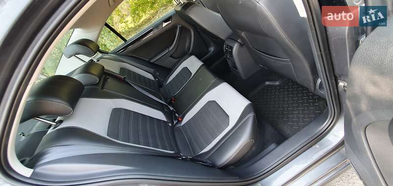 Седан Volkswagen Jetta 2016 в Киеве