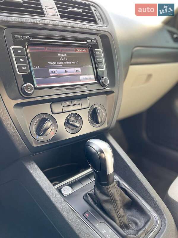 Седан Volkswagen Jetta 2014 в Львові