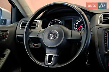 Седан Volkswagen Jetta 2013 в 