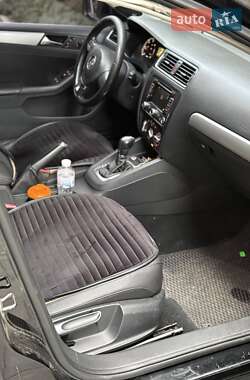 Седан Volkswagen Jetta 2011 в  фото 12 Седан Volkswagen Jetta 2011 в