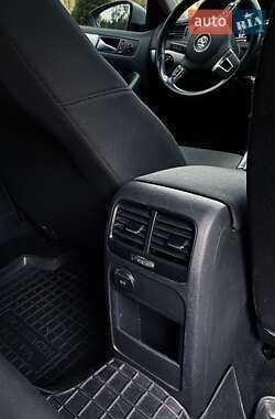 Седан Volkswagen Jetta 2012 в 