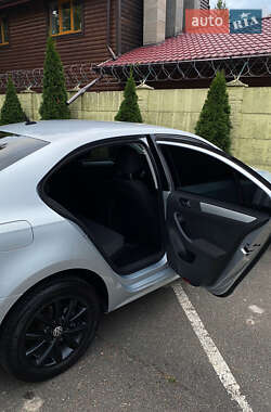Седан Volkswagen Jetta 2012 в 