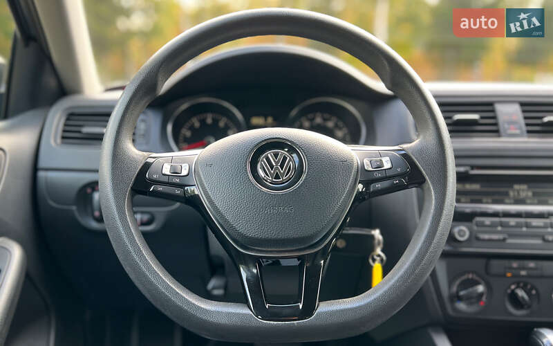 Седан Volkswagen Jetta 2015 в Львове